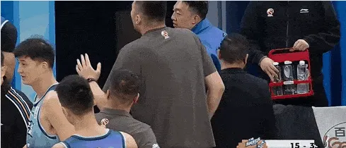 云开体育-冷静！贝兹利暂停期间疑似与队友发生激烈争吵