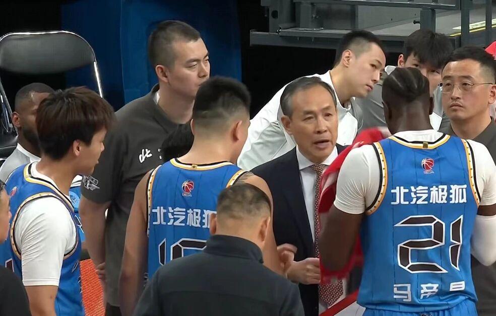云开体育-北京男篮伤病满营，杜锋重新启用张文逸，王哲林手指受伤